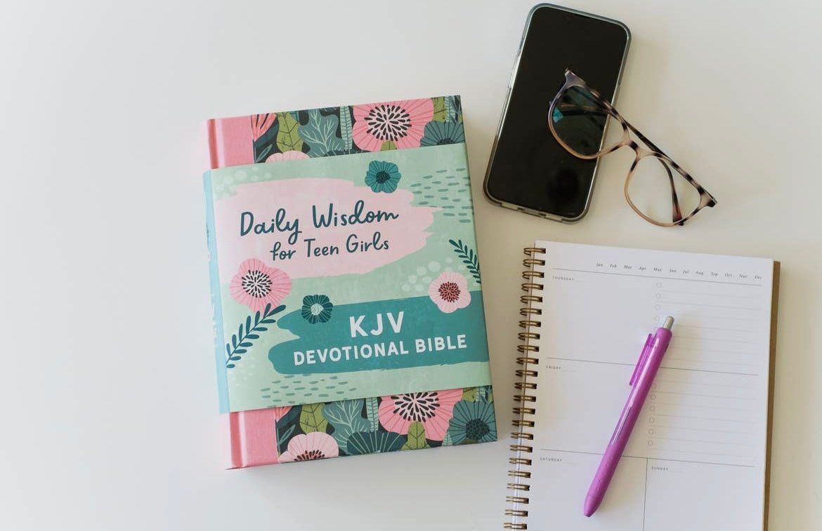 Daily Wisdom Devotional Bible for Teens - Ballyhoo Boutique and Gift