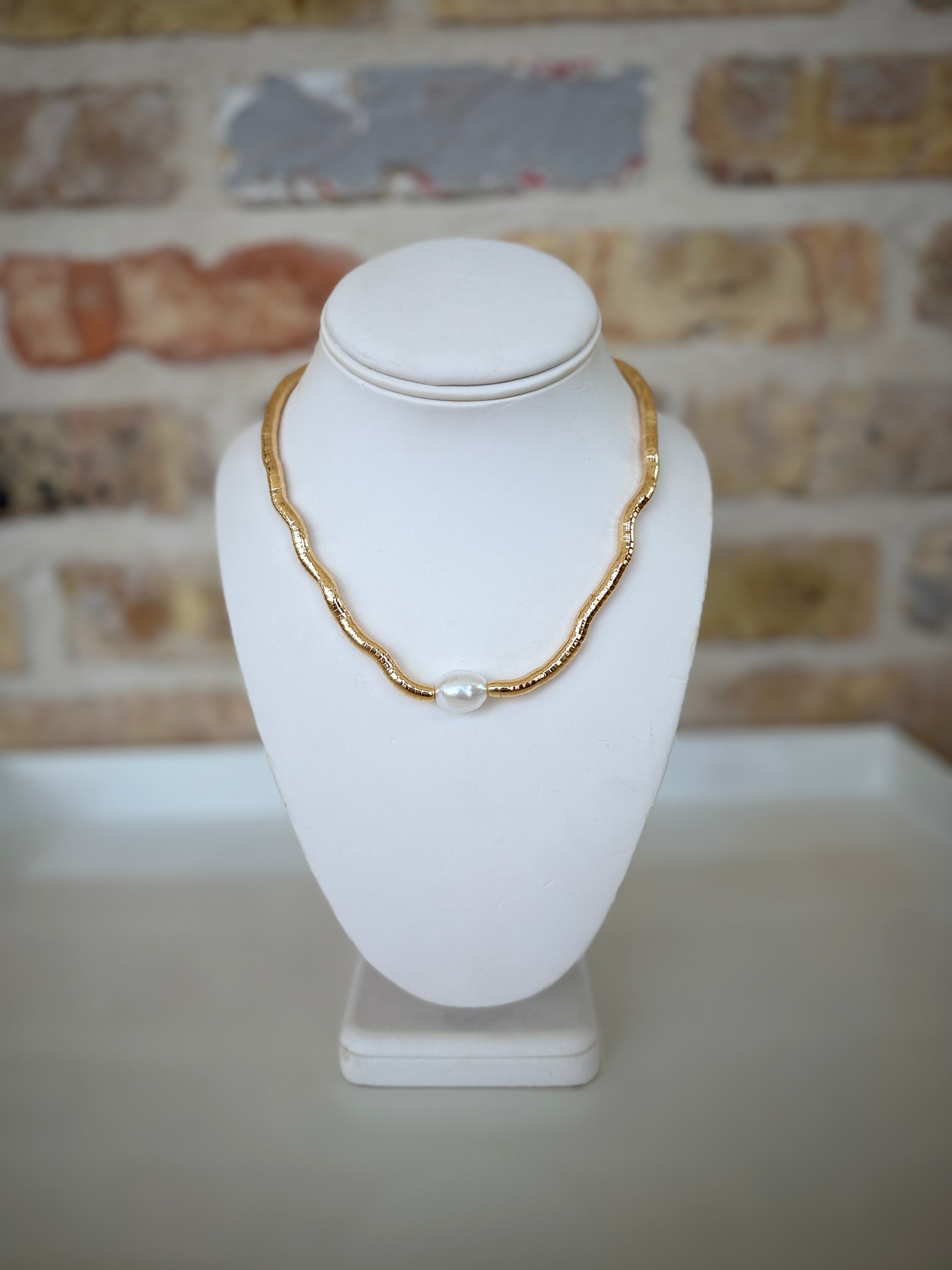 Gold Slinky Necklace w/Pearl