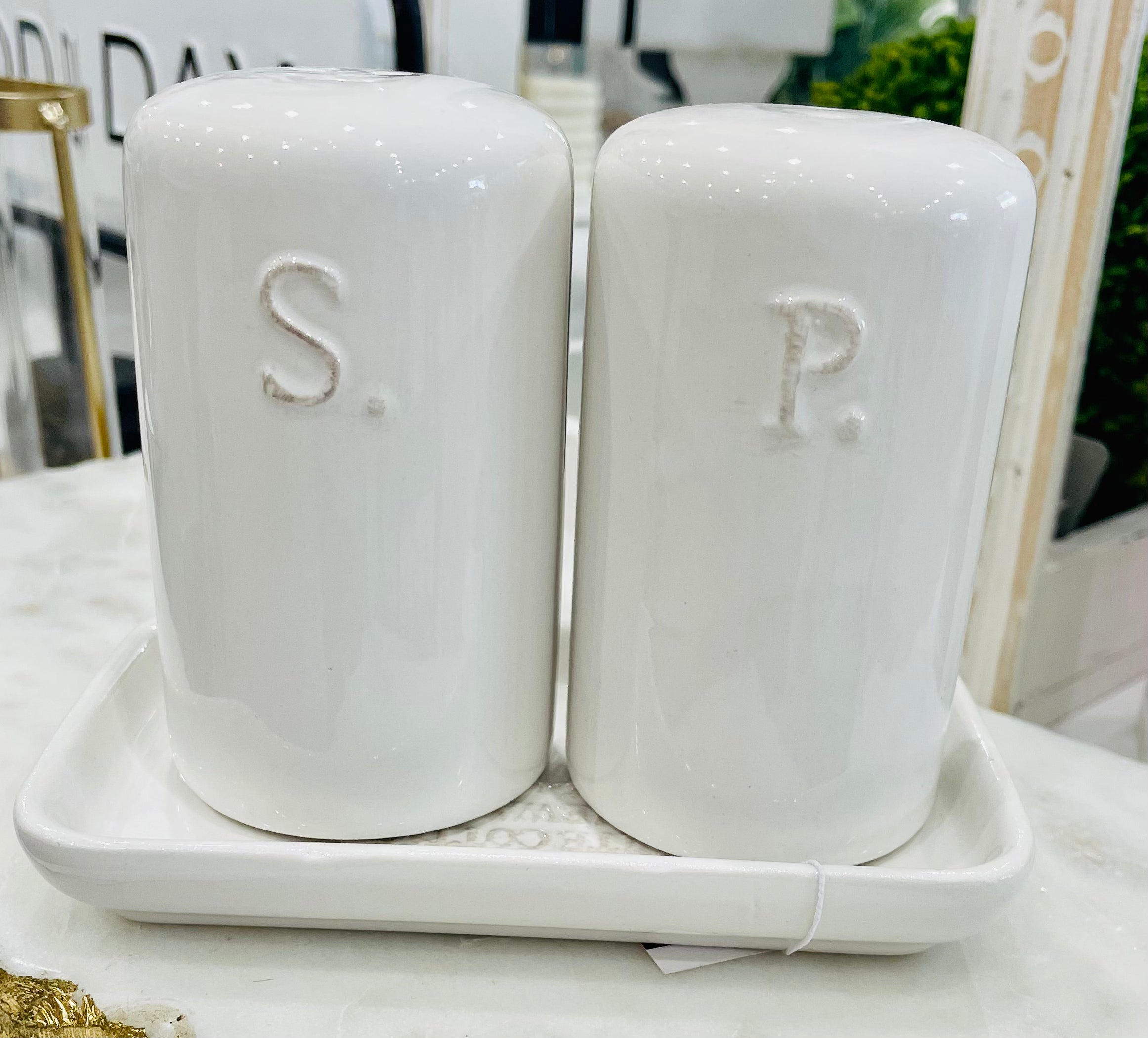 White Cottage Salt&Pepper in Tray